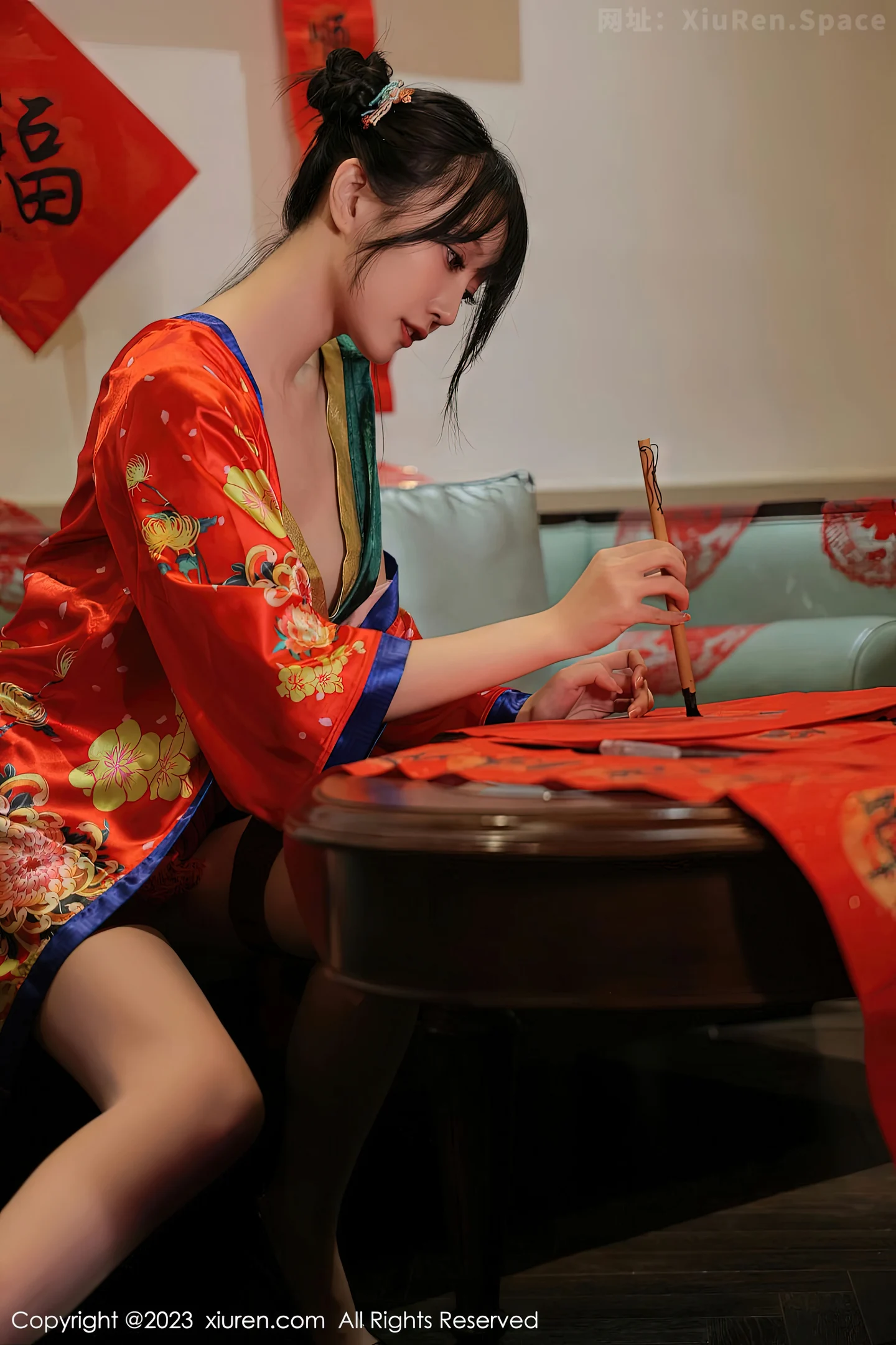 图片[5]-[XiuRen秀人网]2023.01.18 VOL.6157 是小逗逗 白色紧身旗袍加黑丝美腿性感私房写真集-秀人网官方网站